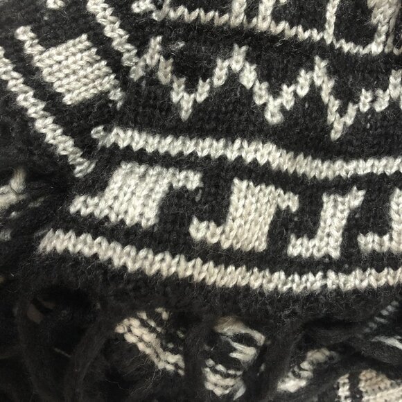 NEW Heart n Crush Black White Boho Aztec Geometric Knit Fringe Pocahontas Poncho - Picture 6 of 8